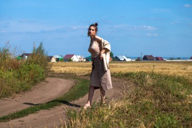 T karşı poz bej elbise genç güzel esmer model