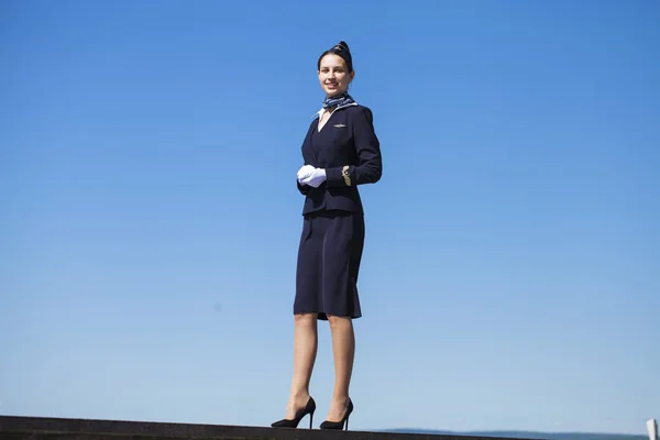 Прекрасная стюардесса в официальной синей форме — стоковое фото