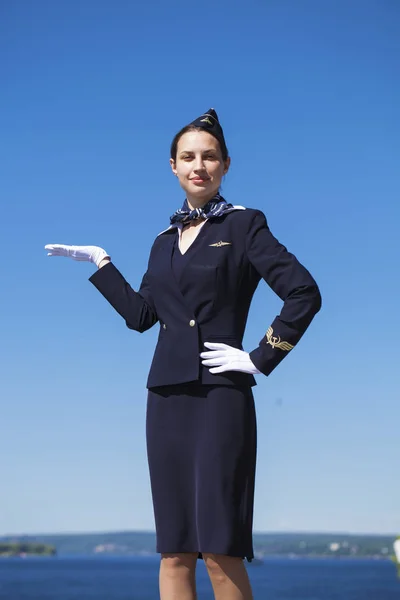 Linda aeromoça vestida com uniforme azul oficial — Fotografia de Stock