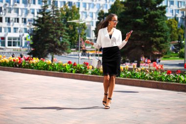 Genç esmer kadın telefonda mesaj okuma