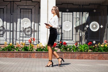 Genç esmer kadın telefonda mesaj okuma