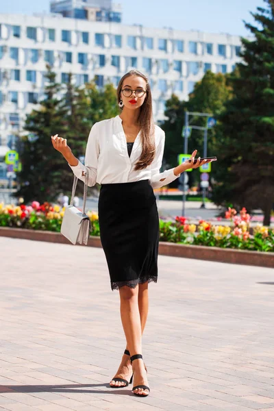 Business brunette woman in summer street — Stock Photo, Image