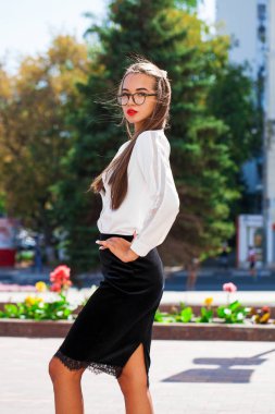 Yaz sokakta Iş esmer kadın