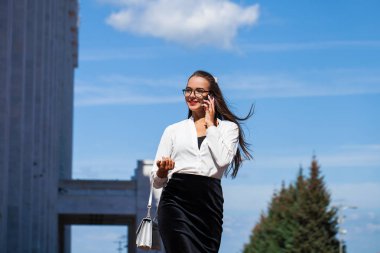 Telefon ederken genç esmer kadın 