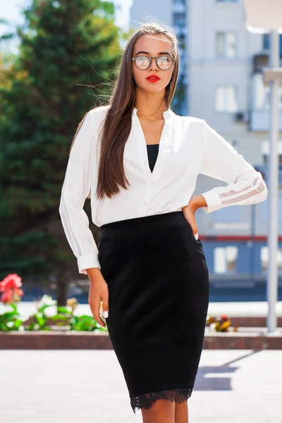 Business brunette woman in summer street — Stock Photo, Image