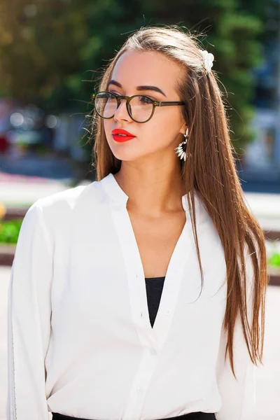 Mulher morena de negócios na rua de verão — Fotografia de Stock