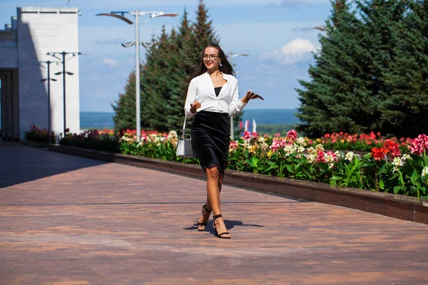 Femme brune d'affaires marchant dans la rue d'été — Photo