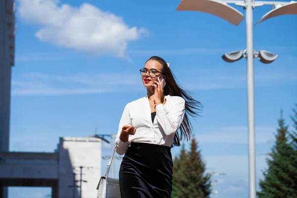 Mujer morena joven llamando por teléfono —  Fotos de Stock