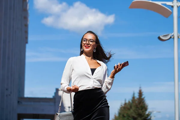 Business brunette vrouw in de zomer straat — Stockfoto