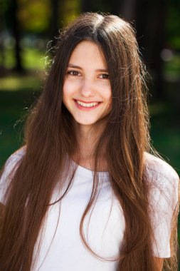 Çıplak omuzlu genç güzel sarışın kız 