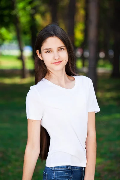 Menina loira bonita nova com ombros nus — Fotografia de Stock