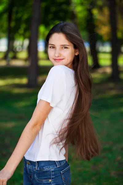 Ung vacker blond tjej med nakna axlar — Stockfoto