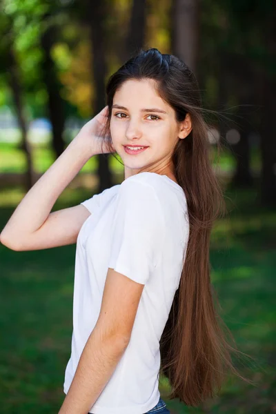 Menina loira bonita nova com ombros nus — Fotografia de Stock