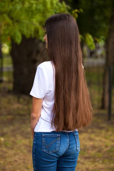 女性ブルネットの髪、後部ビュー、サマーパーク — ストック写真
