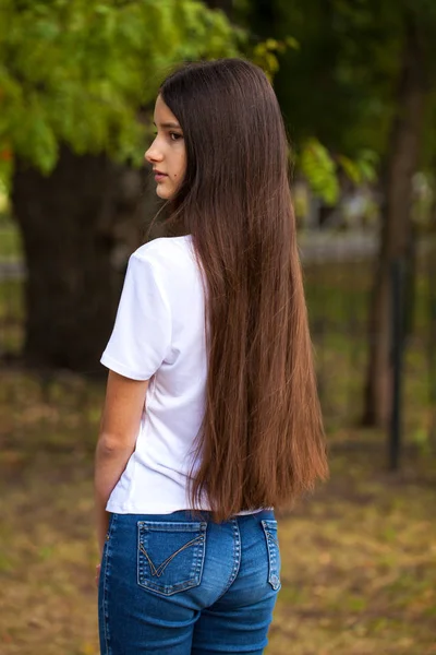女性ブルネットの髪、後部ビュー、サマーパーク — ストック写真