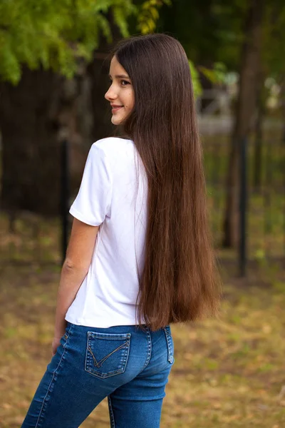 Junge schöne blonde Mädchen mit nackten Schultern — Stockfoto