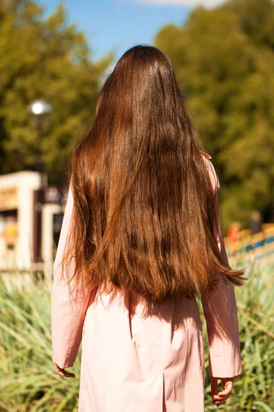 Vrouwelijk brunette haar, achteruitkijk, zomerpark — Stockfoto