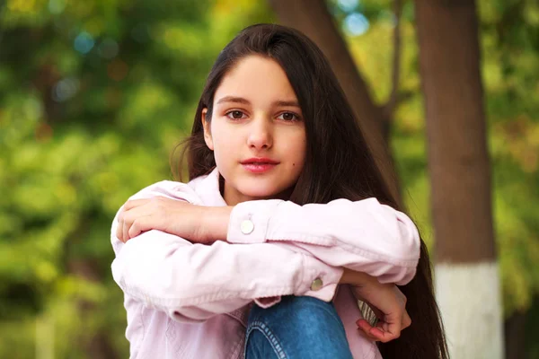 Retrato de uma jovem na jaqueta rosa em um fundo de autum — Fotografia de Stock