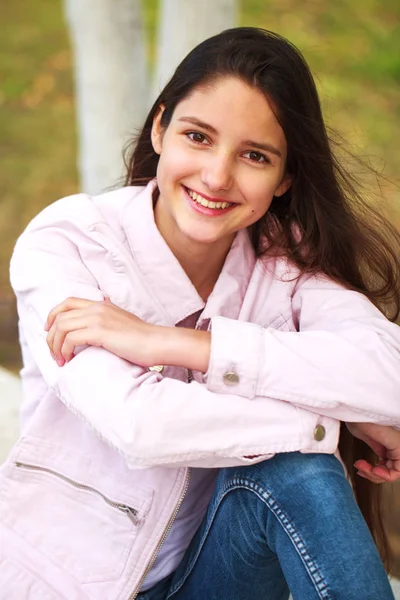 Retrato de uma jovem na jaqueta rosa em um fundo de autum — Fotografia de Stock