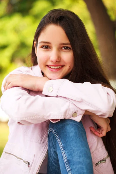 Retrato de una joven con chaqueta rosa sobre un fondo de autum —  Fotos de Stock
