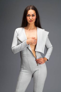 Gri deri takım elbise seksi moda esmer kadın 