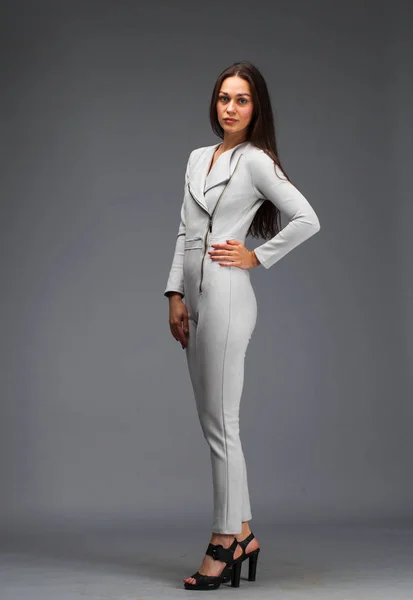 Sexy mode brunette vrouw in grijs leder pak — Stockfoto