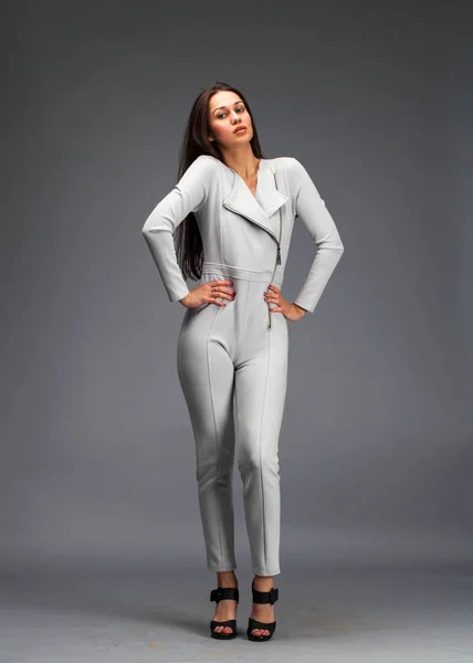 Sexy femme brune de mode en costume en cuir gris — Photo