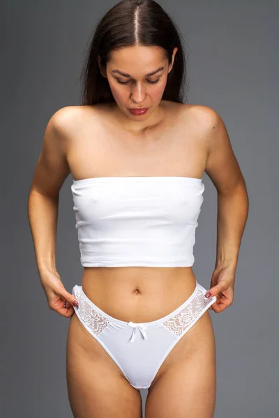 Mujer joven sexy en ropa interior blanca — Foto de Stock