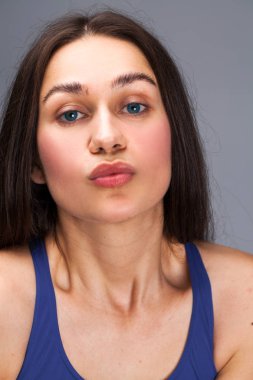 Mavi iç çamaşırı uzun siyah saçlı kadın seksi moda