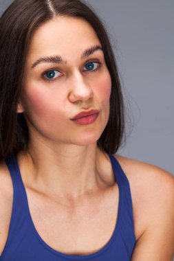 Mavi iç çamaşırı uzun siyah saçlı kadın seksi moda