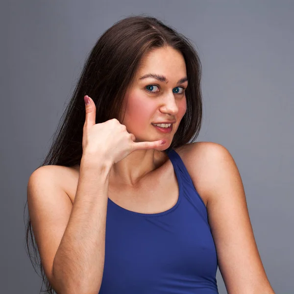 Jovem mulher fazendo um chamado me gesto — Fotografia de Stock