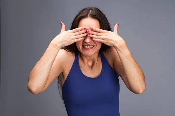 Mädchen schließt Augen mit den Händen — Stockfoto