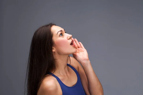 Close, Mulher morena gritando — Fotografia de Stock