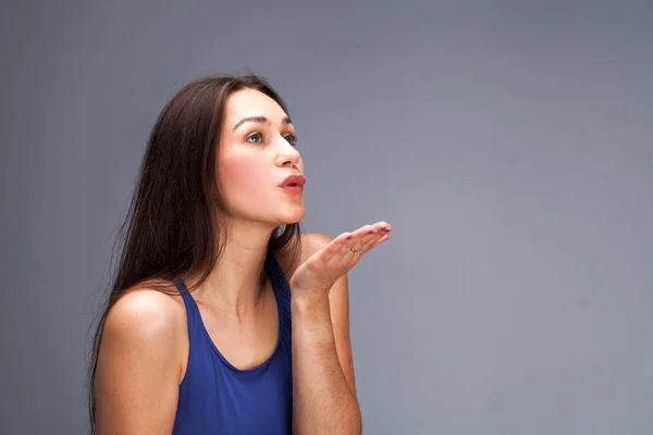 Blow kiss, junge kaukasische brünette frau — Stockfoto