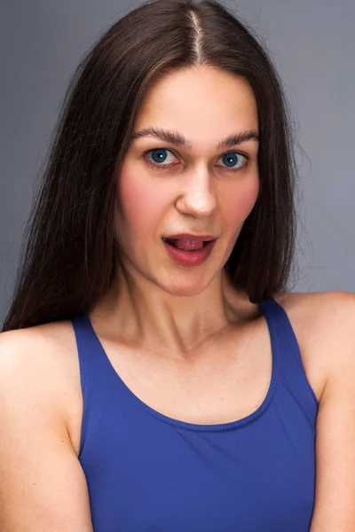 Közelkép a nők arca, szája bemutatás nyelv — Stock Fotó
