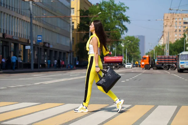 Retrato de uma jovem bela mulher morena em traje amarelo — Fotografia de Stock