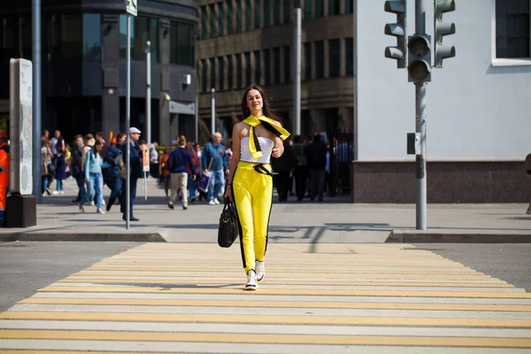 黄色のトラックスーツを着た若い美しいブルネット女性の肖像 — ストック写真