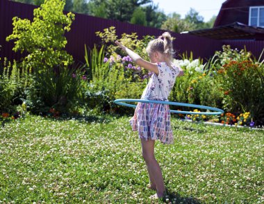 Hula hoop onun bahçesinde oynarken küçük kız
