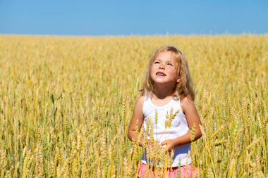 Bir buğday altın alanda küçük kız