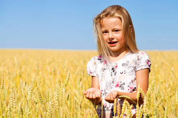 Bir buğday altın alanda küçük kız