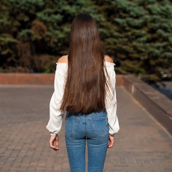 Retrovisore femminile capelli castani — Foto Stock