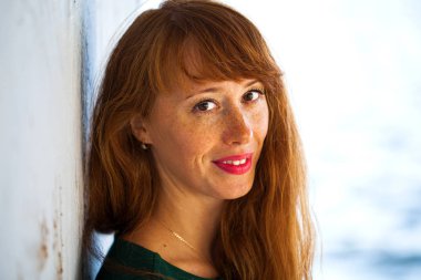 Mutlu Portre kızıl saçlı kadın