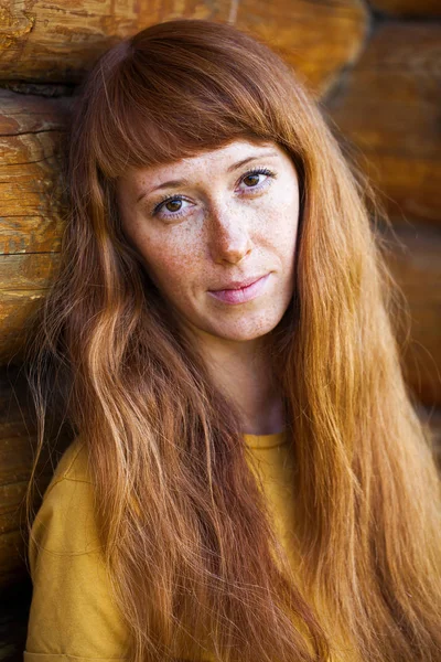 Portræt close up af unge rødhårede kvinde - Stock-foto