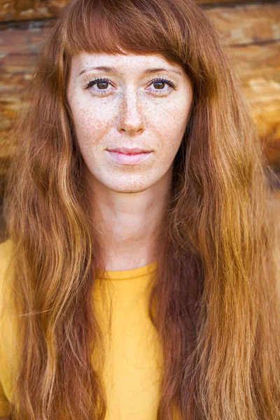 Ritratto ravvicinato di giovane donna dai capelli rossi — Foto Stock