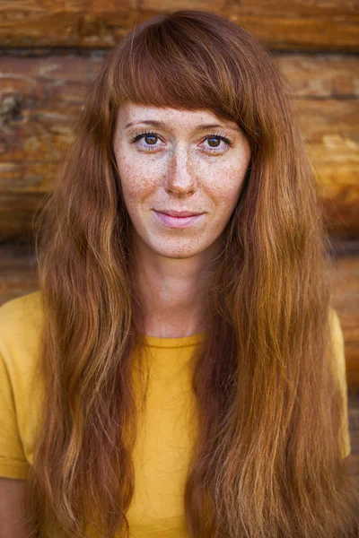 Genç kızıl saçlı kadının portre yakın çekim — Stok fotoğraf