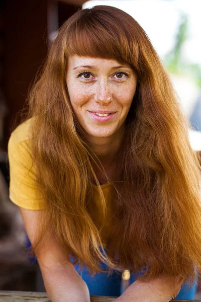 Retrato close-up de jovem mulher de cabelo vermelho — Fotografia de Stock