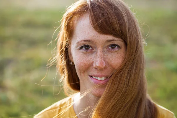 Porträt einer jungen Frau mit rotem Haar — Stockfoto