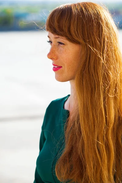 Молодая рыжеволосая женщина позирует в летнем парке — стоковое фото