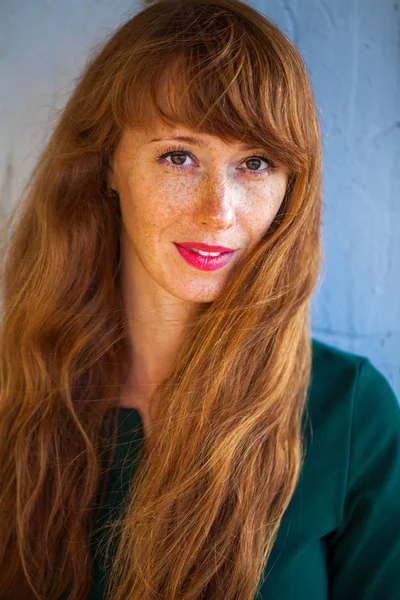 Mutlu Portre kızıl saçlı kadın — Stok fotoğraf