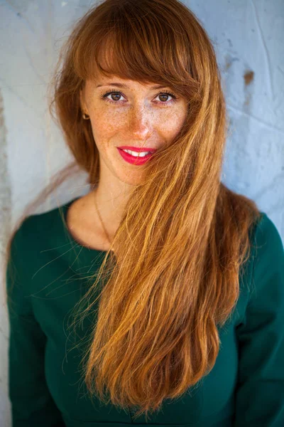 Szczęśliwy portret rudowłosy Kobieta — Zdjęcie stockowe